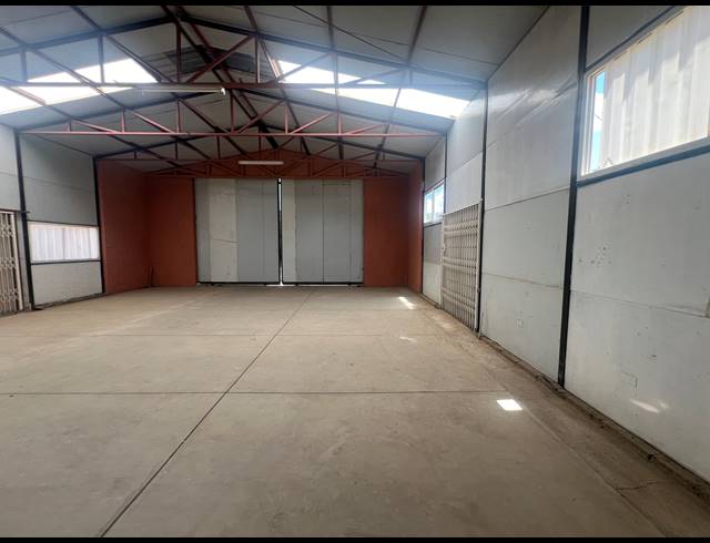 126M² WAREHOUSE TO LET IN MOSTYN PARK